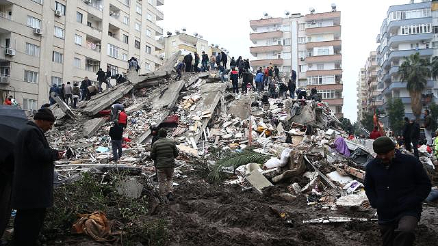 Kahramanmaraş’ta enkazdan anne ve kızı kurtarıldı