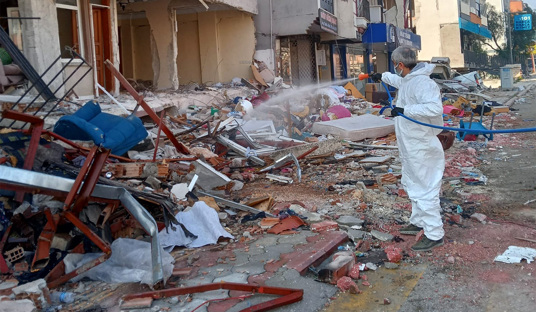 Osmangazi, deprem bölgesini hastalık ve haşere oluşumuna karşı ilaçlanıyor