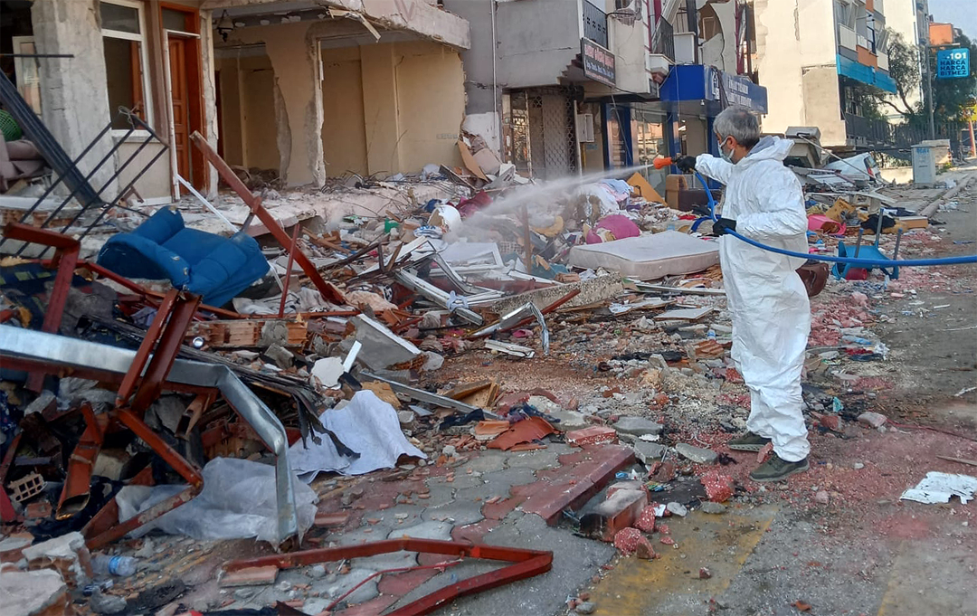 Osmangazi, deprem bölgesini hastalık ve haşere oluşumuna karşı ilaçlanıyor