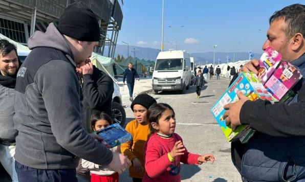 Osmangazi Belediyesi, oyuncaklarla depremzede çocukların yüzünü güldürdü Osmangazi Belediyesi, oyuncaklarla depremzede çocukların yüzünü güldürdü