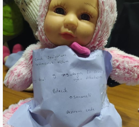 İki küçük arkadaş en çok sevdikleri oyuncak bebeklerini deprem bölgesine gönderdi İki küçük arkadaş en çok sevdikleri oyuncak bebeklerini deprem bölgesine gönderdi