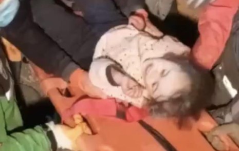 141. saatte anne ve 5 yaşındaki kızı enkazdan çıkartıldı 141. saatte anne ve 5 yaşındaki kızı enkazdan çıkartıldı
