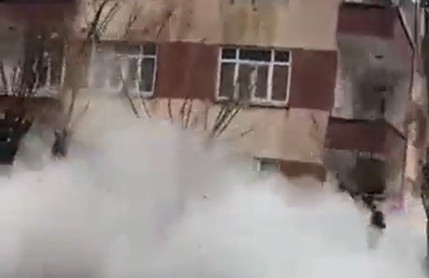 Güneydoğu’yu deprem vurdu… Binanın yıkılış anı görüntülendi!