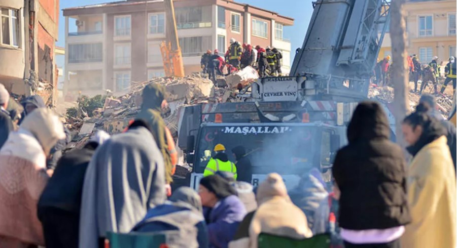 3 kişinin sağ çıktığı Polat Sitesi enkazı önünde umutlu bekleyiş