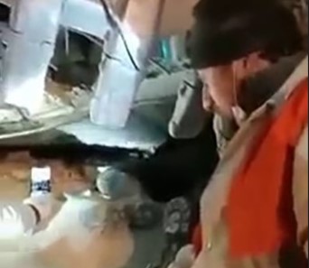 Zonguldaklı madenciler, 136 saat sonra muhabbet kuşunu da enkazdan kurtardı Zonguldaklı madenciler, 136 saat sonra muhabbet kuşunu da enkazdan kurtardı