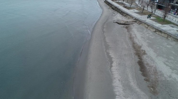 Avcılar’da deniz 15 metre çekildi