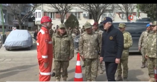 Bakan Akar’dan çadır kentte kurulan Mehmetçik Okuluna ziyaret