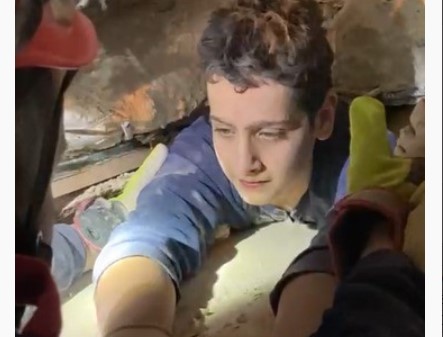 14 yaşındaki Burak, mahsur kaldığı enkazdan açılan delikle kurtarıldı 14 yaşındaki Burak, mahsur kaldığı enkazdan açılan delikle kurtarıldı