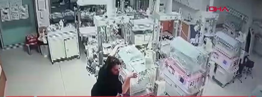 Deprem anında bebekleri korumaya çalışan hemşire o anları attı