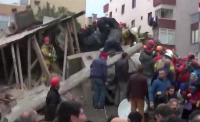 Payas’ta çöken 3 katlı binadan 4 cenaze çıkarıldı Payas’ta çöken 3 katlı binadan 4 cenaze çıkarıldı