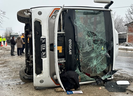 Cenaze taşıyan midibüs yan yattı: 13 yaralı Cenaze taşıyan midibüs yan yattı: 13 yaralı