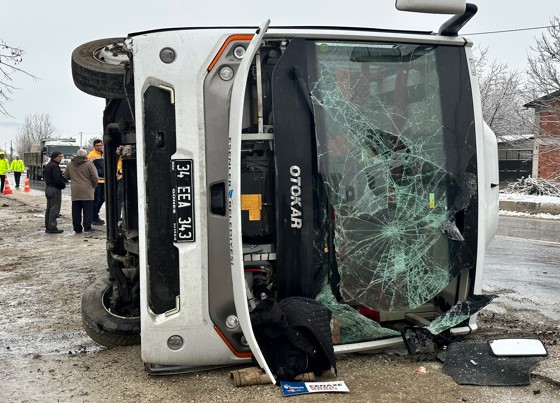 Cenaze taşıyan midibüs yan yattı: 13 yaralı