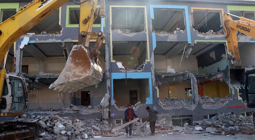 Kayseri’de ağır hasarlı okulun yıkımı başladı