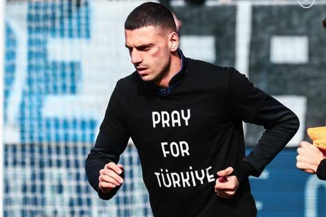 Merih Demiral ısınmaya ‘Türkiye için dua et’ tişörtüyle çıktı