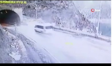 Servis aracı heyelan altında kaldı
