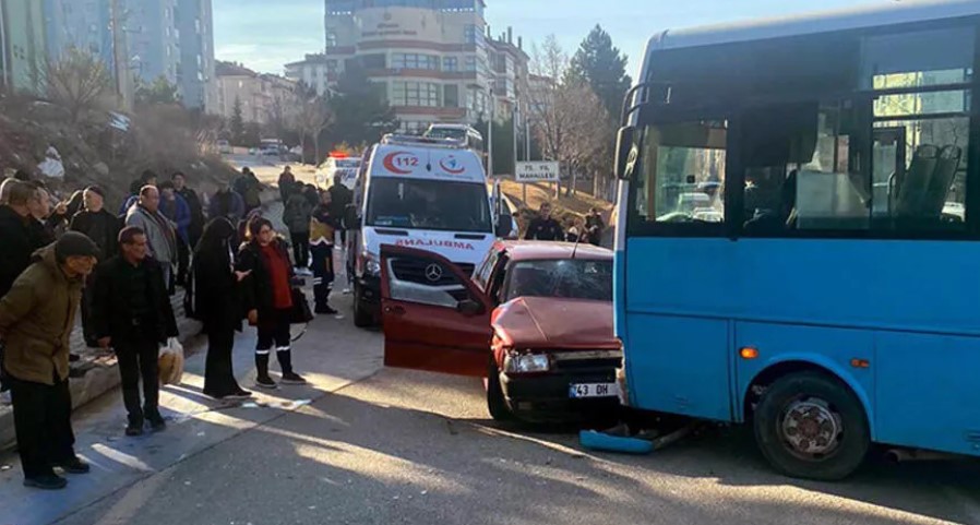 Halk otobüsü ve otomobil çarpıştı: 6 yaralı