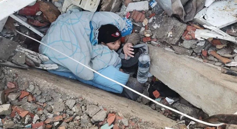 Hatay’da acı bekleyiş! Enkazda tek başına
