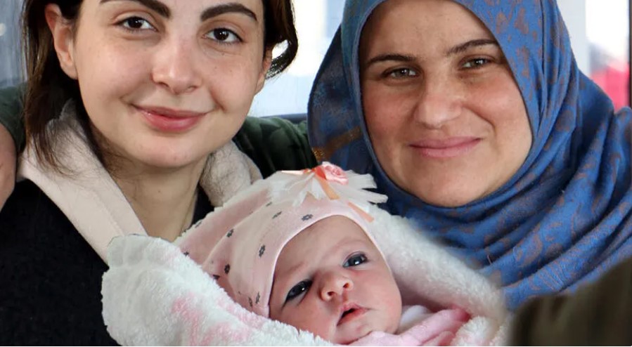 ­­­­­­­­­­Suriyeli anneden Nevin hemşireyi ağlatan hareket! ‘Hayatımızı borçluyuz’