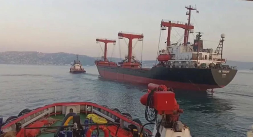 Boğaz’da kargo gemisi arızalandı