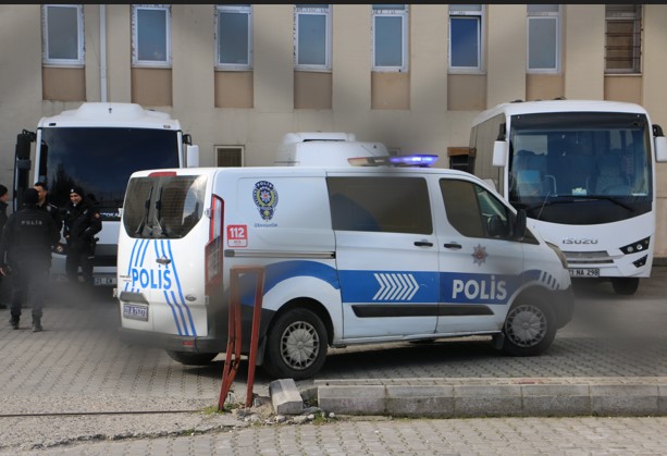 Yıkılan apartman sorumluları adliyede Yıkılan apartman sorumluları adliyede