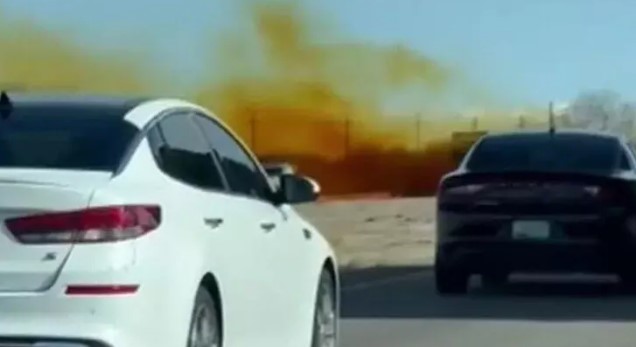 ABD’de tehlikeli madde taşıyan kamyon devrildi ABD’de tehlikeli madde taşıyan kamyon devrildi