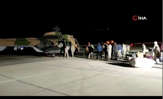 Deprem bölgesine yardım malzemesi taşıyan helikopterler sortiler gerçekleştiriyor Deprem bölgesine yardım malzemesi taşıyan helikopterler sortiler gerçekleştiriyor
