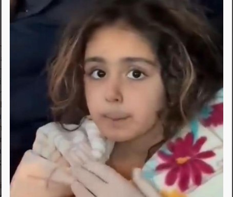 Enkazdan çıkarılan küçük kızın ‘abimi çıkarmadınız mı daha’ sözleri yürekli sızlattı