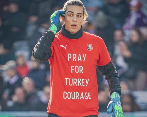 Doğan Alemdar, sahaya ‘Pray For Turkey’ tişörtüyle çıktı