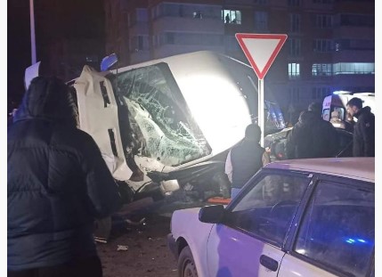 Servis aracıyla otomobil çarpıştı: 7 yaralı Servis aracıyla otomobil çarpıştı: 7 yaralı