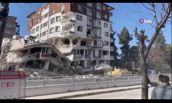 Enkaz kaldırılırken yıkılan bina altında kalmaktan son anda kurtuldu