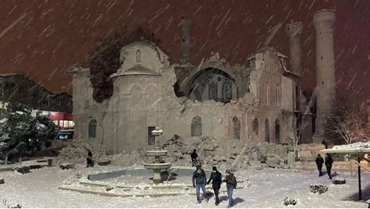 7,4’lük deprem sonrası valilerin görev yerleri değiştirildi
