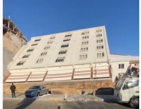 Bina yan yattı, camları bile kırılmadı