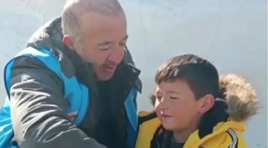 Deprem bölgesinde tanıştığı minik Arda’ya veda etti!