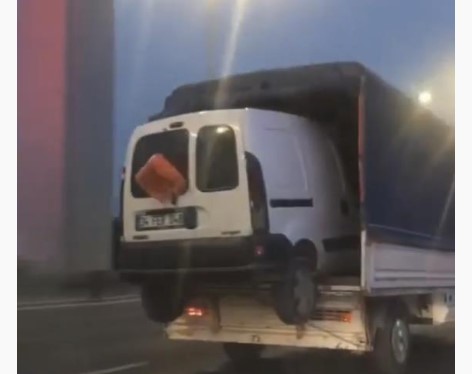 İlginç anlar: Kamyonetin kasasında araç taşıdı İlginç anlar: Kamyonetin kasasında araç taşıdı