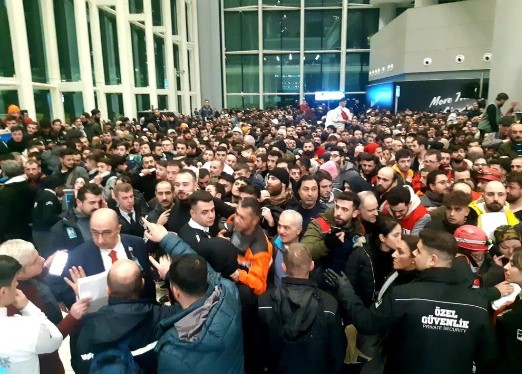 Binlerce yardım gönüllüsü İstanbul Havalimanı’na akın etti