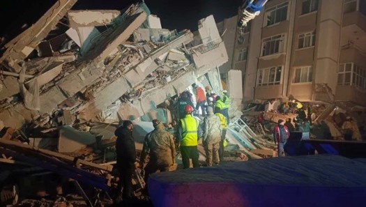 Enkazdaki 9 kişi için zamana karşı yarış