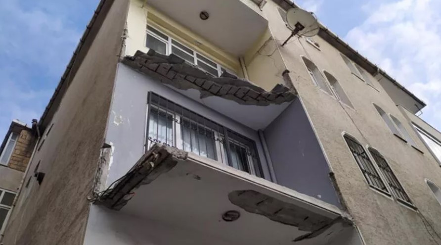 Küçükçekmece’de yıkılan balkon deprem paniği oluşturdu