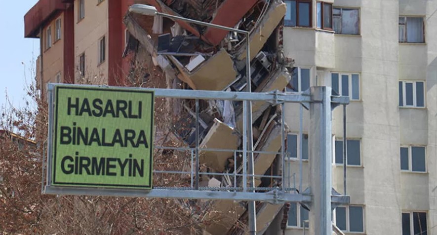 Malatya’da tabelalara “Hasarlı binalara girmeyin” yazıları yazıldı