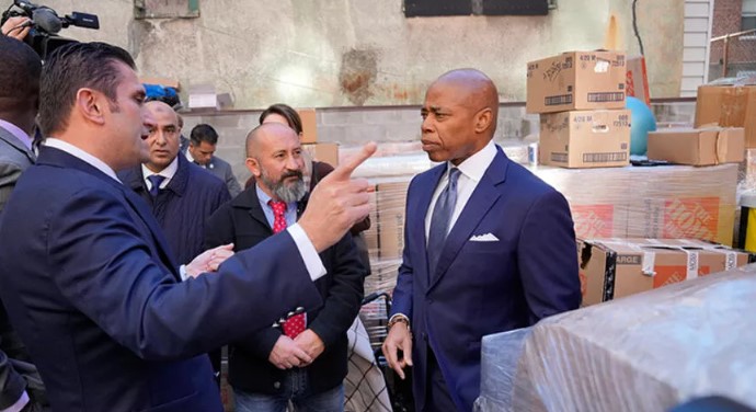 New York Belediye Başkanı Adams’tan Türk camisine taziye ziyareti