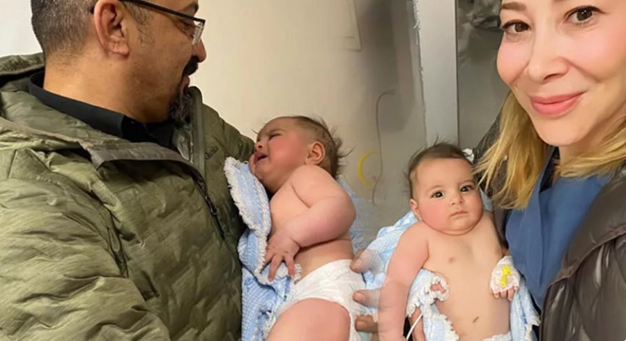 Azra bebek, 30 saat sonra annesi ve ablası ile enkazdan çıkarıldı