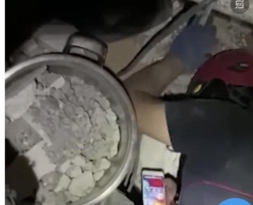 Zeynep Bastık enkaz altındayken şarkısını dinlemek isteyen genç kıza yardım eli uzattı Zeynep Bastık enkaz altındayken şarkısını dinlemek isteyen genç kıza yardım eli uzattı