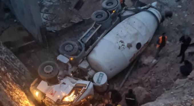Beton mikseri inşaatta çukura düştü, operatör öldü Beton mikseri inşaatta çukura düştü, operatör öldü