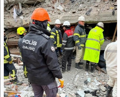 Van polisi 108 saat sonra bir kadını enkaz altından sağ çıkardı Van polisi 108 saat sonra bir kadını enkaz altından sağ çıkardı