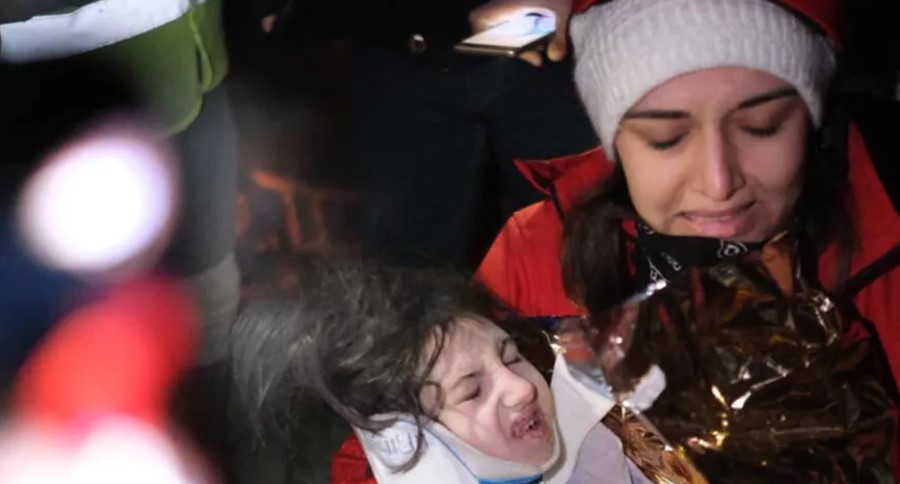 Enkaz bölgesine cenazeleri almaya gelmişlerdi! Son sesli çağrıda baba ve kızı sağ bulundu!