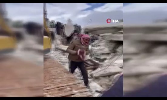 Suriye’de enkaz altında doğum yaptı