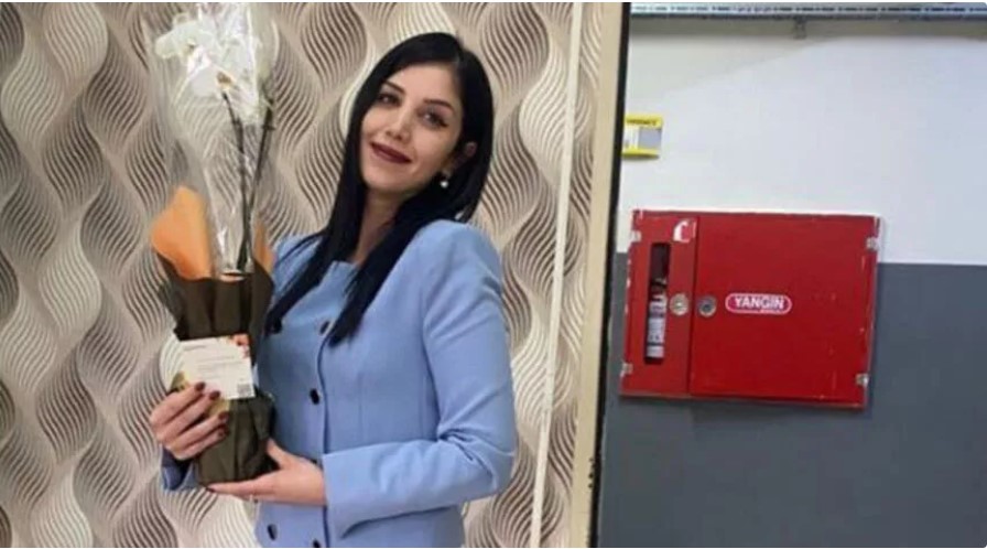 Depremde hayatını kaybeden Ezineli Büşra öğretmen ve annesi toprağa verildi