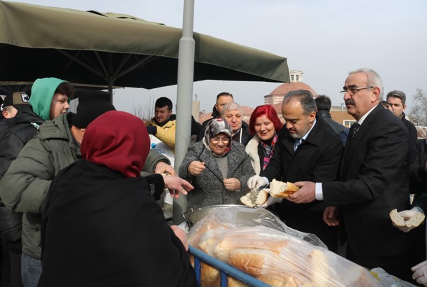 Bursa’da 5 bin kişiye hamsi ekmek ücretsiz dağıtıldı