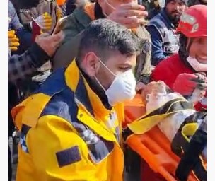 2 aylık bebek yıkıntıların arasından tam 128 saat sonra kurtarıldı 2 aylık bebek yıkıntıların arasından tam 128 saat sonra kurtarıldı
