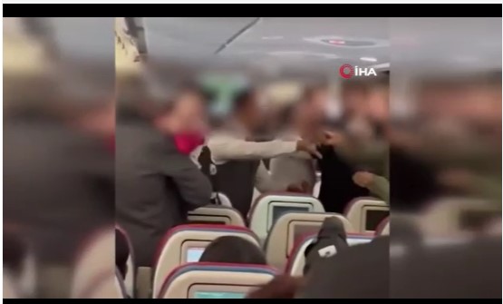 THY uçağında yolcular arasında kavga: O anlar kamerada