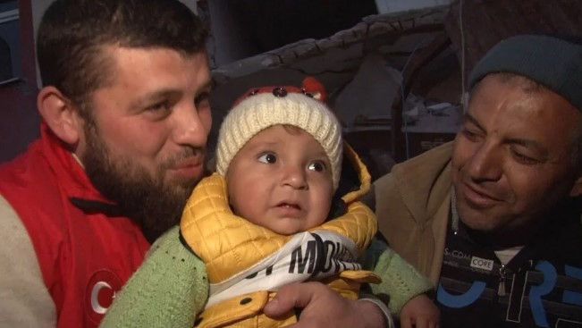 5 kişilik aileden sadece o enkazdan çıkabildi: 8 aylık Ömer’in mucize kurtuluşu